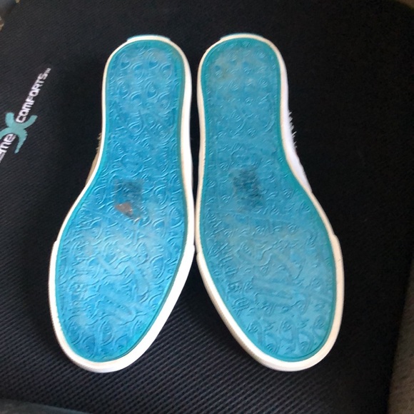 Beautiful flower slip on shoes - Picture 3 of 7